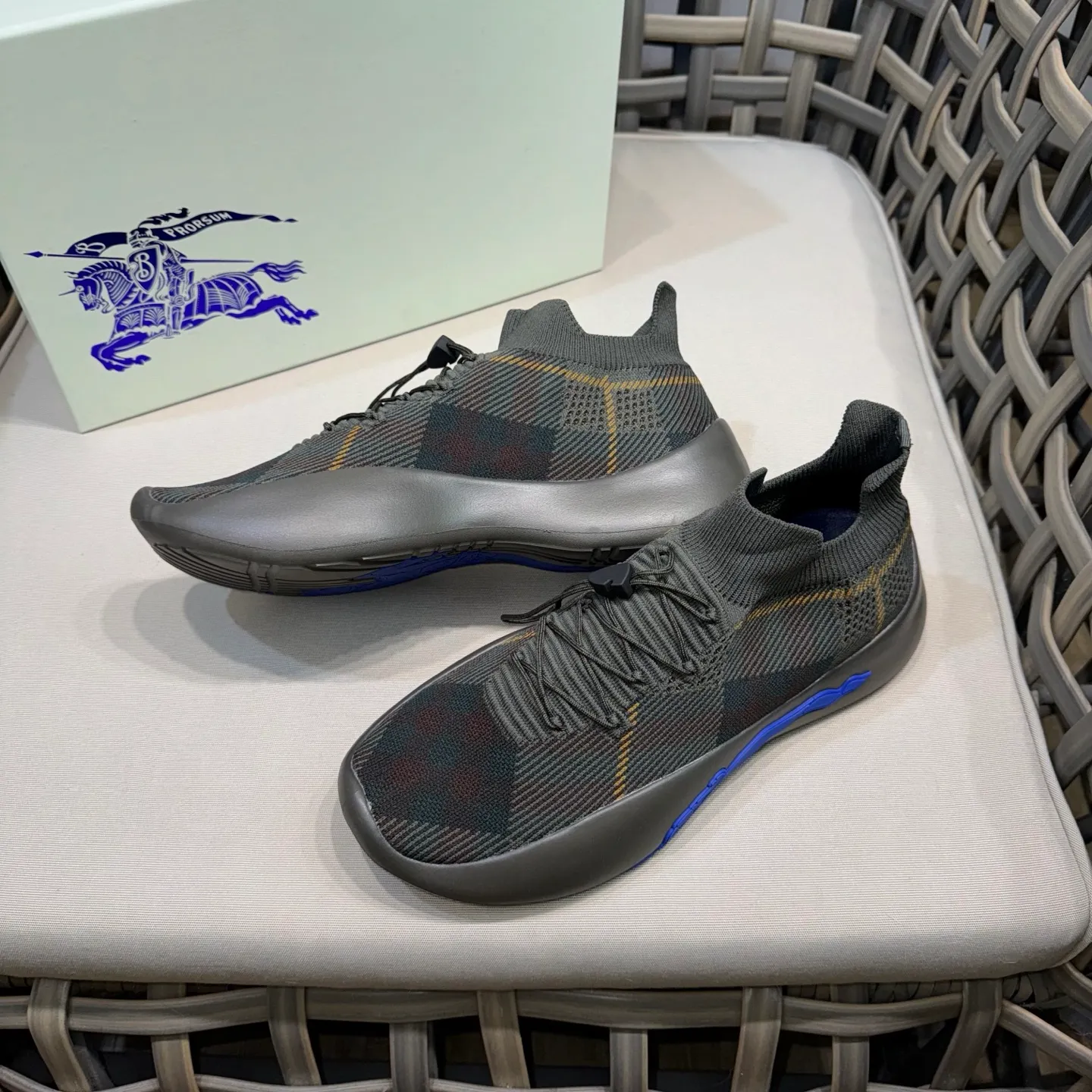 Factory price: 480💰BURBERRY/Burberry plaid knitted Ne men's shoes💰tune sneakers｜With breathable sock-style upper｜Embellished with knitted Burberry plaid｜Leather lining Incorporated into a plaid lace design｜Equipped with B-shaped shield buckle｜The sole is decorated with a large wrapped equestrian knight logo (EKD)｜Round toe #drawstring closure#The sole is decorated with the equestrian knight logo (EKD)｜At least 50% of the main materials of the boutique are from renewable sources Size: 39-44 (45 custom-made)